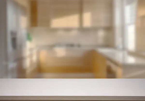 Mutfak arka planında bulanıklık olan boş ahşap masa. ürün gösterimi için