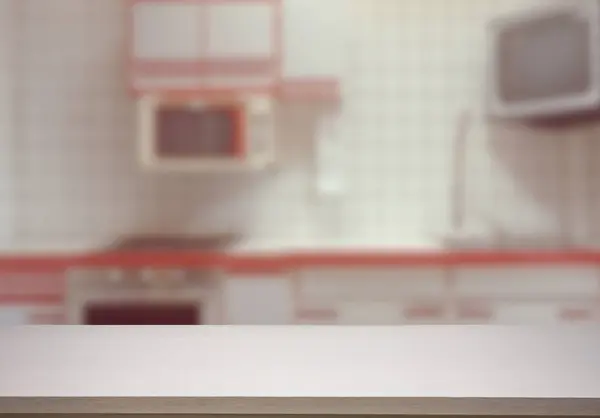 Mutfak arka planında bulanıklık olan boş ahşap masa. ürün gösterimi için