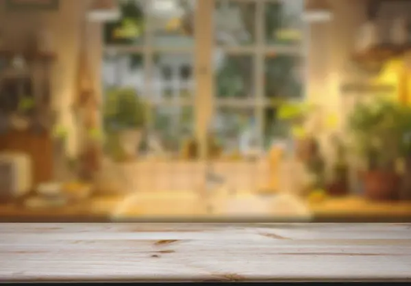 Mutfak arka planında bulanıklık olan boş ahşap masa. ürün gösterimi için