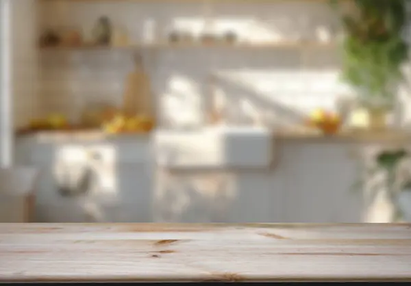 Mutfak arka planında bulanıklık olan boş ahşap masa. ürün gösterimi için