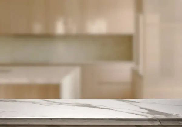 Mutfak arka planında bulanıklık olan boş mermer masa. ürün gösterimi için.