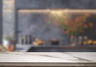 Mutfak arka planında bulanıklık olan boş mermer masa. ürün gösterimi için.