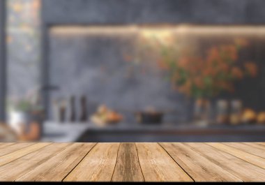 Mutfak arka planında bulanıklık olan boş ahşap masa. ürün gösterimi için