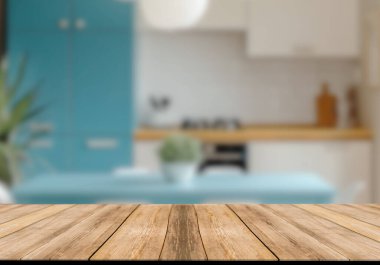Mutfak arka planında bulanıklık olan boş ahşap masa. ürün gösterimi için