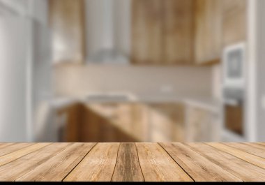Mutfak arka planında bulanıklık olan boş ahşap masa. ürün gösterimi için