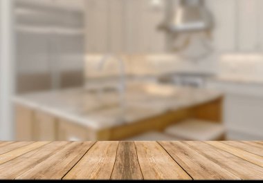 Mutfak arka planında bulanıklık olan boş ahşap masa. ürün gösterimi için
