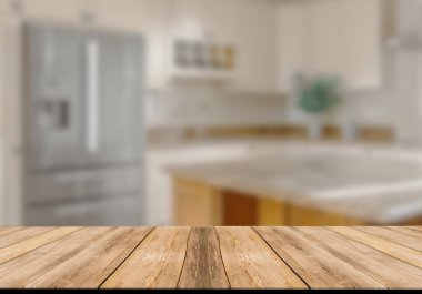 Mutfak arka planında bulanıklık olan boş ahşap masa. ürün gösterimi için