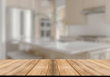 Mutfak arka planında bulanıklık olan boş ahşap masa. ürün gösterimi için