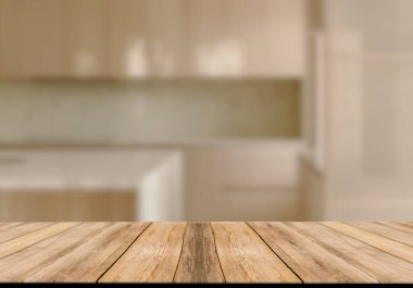 Mutfak arka planında bulanıklık olan boş ahşap masa. ürün gösterimi için