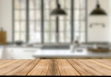 Mutfak arka planında bulanıklık olan boş ahşap masa. ürün gösterimi için