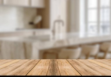 Mutfak arka planında bulanıklık olan boş ahşap masa. ürün gösterimi için