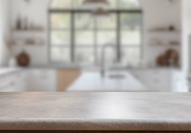 Mutfak arka planında bulanıklık olan boş ahşap masa. ürün gösterimi için