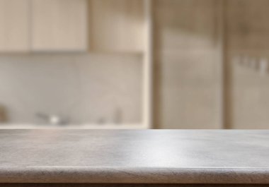 Mutfak arka planında bulanıklık olan boş ahşap masa. ürün gösterimi için