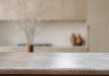 Mutfak arka planında bulanıklık olan boş ahşap masa. ürün gösterimi için