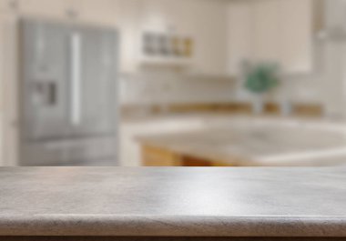 Mutfak arka planında bulanıklık olan boş ahşap masa. ürün gösterimi için