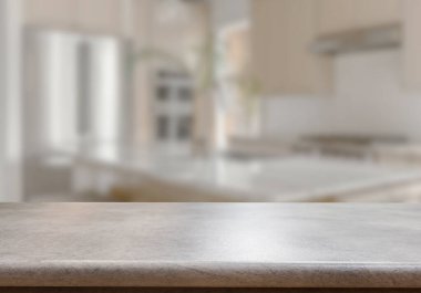 Mutfak arka planında bulanıklık olan boş ahşap masa. ürün gösterimi için