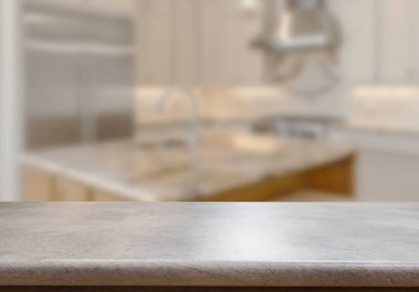 Mutfak arka planında bulanıklık olan boş ahşap masa. ürün gösterimi için