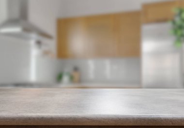 Mutfak arka planında bulanıklık olan boş ahşap masa. ürün gösterimi için