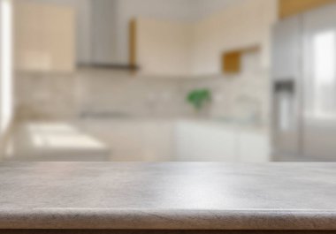 Mutfak arka planında bulanıklık olan boş ahşap masa. ürün gösterimi için