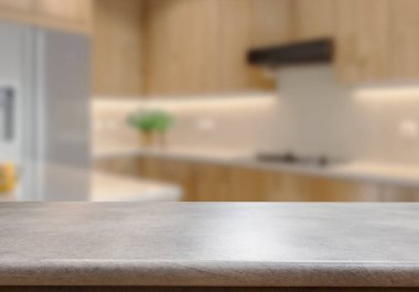 Mutfak arka planında bulanıklık olan boş ahşap masa. ürün gösterimi için