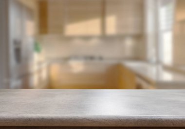 Mutfak arka planında bulanıklık olan boş ahşap masa. ürün gösterimi için
