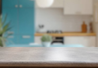Mutfak arka planında bulanıklık olan boş ahşap masa. ürün gösterimi için