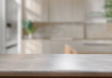 Mutfak arka planında bulanıklık olan boş ahşap masa. ürün gösterimi için