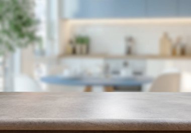 Mutfak arka planında bulanıklık olan boş ahşap masa. ürün gösterimi için