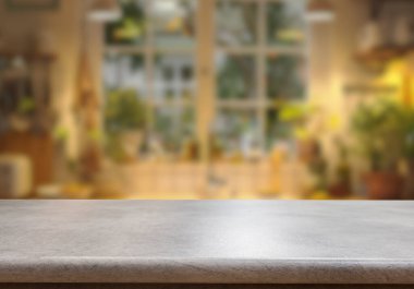 Mutfak arka planında bulanıklık olan boş ahşap masa. ürün gösterimi için