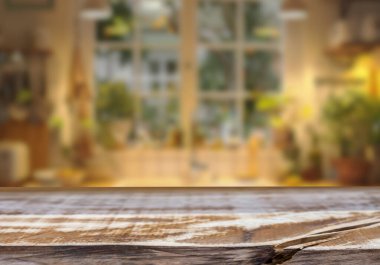 Mutfak arka planında bulanıklık olan boş ahşap masa. ürün gösterimi için