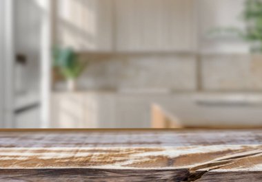 Mutfak arka planında bulanıklık olan boş ahşap masa. ürün gösterimi için