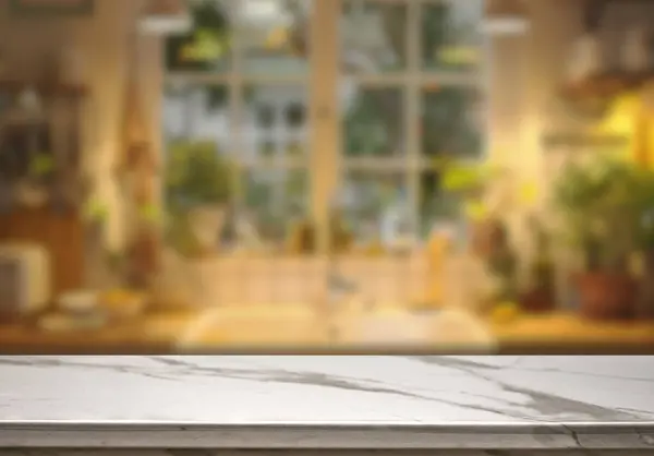 Mutfak arka planında bulanıklık olan boş mermer masa. ürün gösterimi için.