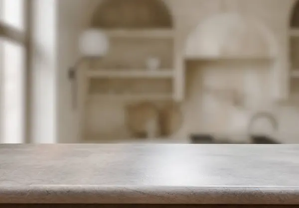 Mutfak arka planında bulanıklık olan boş ahşap masa. ürün gösterimi için