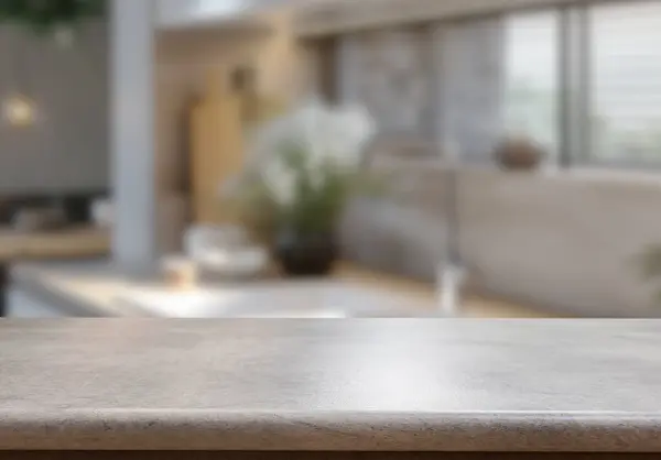 Mutfak arka planında bulanıklık olan boş ahşap masa. ürün gösterimi için