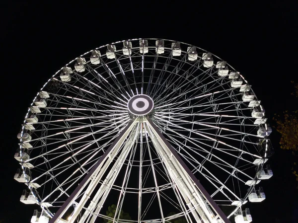 Fotografia Baixo Uma Roda Gigante Luz Branca Noite Com Preto — Fotografia de Stock