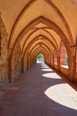 Dağlardaki bir manastırın mahzenindeki koridor. 