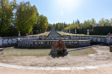 La Granja de San Ildefonso, Segovia, İspanya Kraliyet Sarayı 'nın bahçesindeki yeni şelalenin çeşmesini kapat..