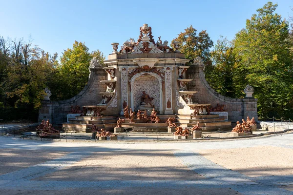 西班牙塞戈维亚圣伊尔德丰索农场王宫花园内的黛安娜浴池被关闭 — 图库照片
