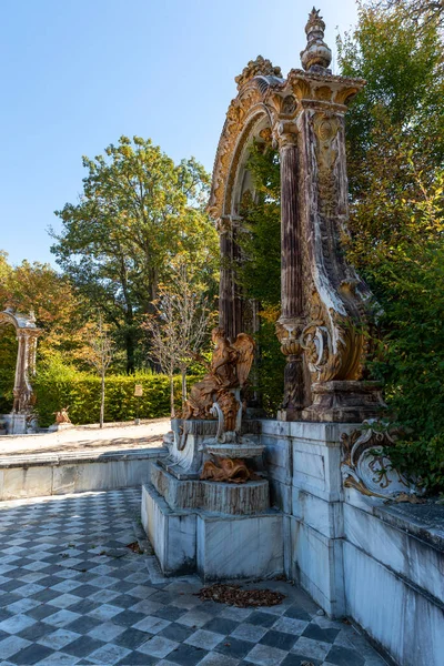 西班牙塞戈维亚圣伊尔德丰索王宫花园一座雕像侧面的垂直照片 — 图库照片