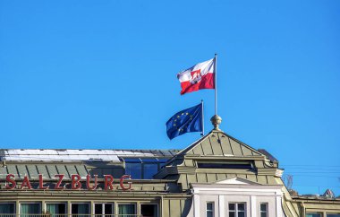 Salzburg, Avusturya - 01.13.2024: Salzburg ve Avrupa Birliği bayrakları.