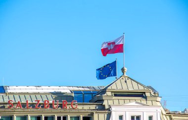 Salzburg, Avusturya - 01.13.2024: Salzburg ve Avrupa Birliği bayrakları.