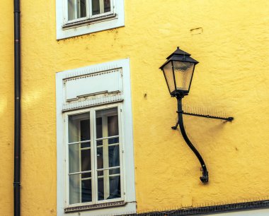 Salzburg, Avusturya - 01.13.2024: Şehirde tarihi bir binanın cephesi.