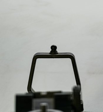 Beyaz arka planda siyah eğitim tatar yayını görüntüsü. Yakın plan. Seçici odak.