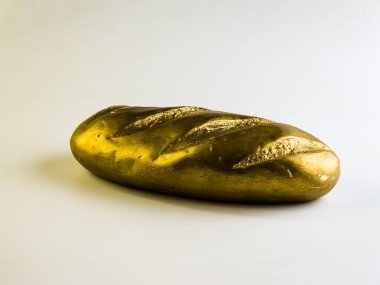 Altın somun. Beyaz arka planda bir ekmek somunu şeklinde kumbara..