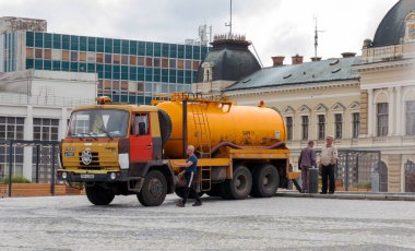 Nitra, Slovakya - 05.19.2023: Belediye daireleri kanalizasyon makinesiyle su pompalıyor.