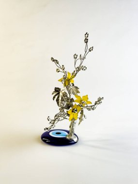 Gümüş iplik ve metalden feng shui ağacı şeklinde yapılmış Türk hatırası.