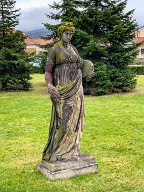 Piestany, Slovakya - 01.29.2025: Spa parkındaki Ceres heykeli, Roma tarım ve bereket tanrıçası, Kupelny Park,
