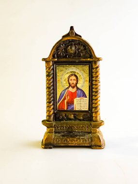 İkona şeklinde dini bakır şamdan ve beyaz arka planda mum koymak için bir yer. Bakırdan yapılmış. Kilise aletleri..