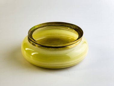 Beyaz arka planda doğal akik balığından yapılmış lüks mücevher kutusu. Minimalizm kavramı.