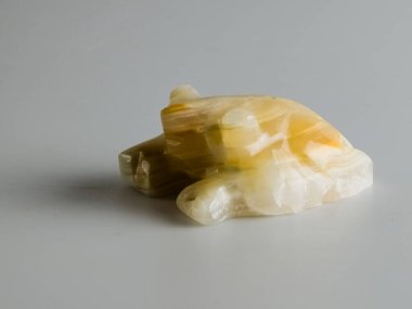 Oniks kurbağası beyaz arka planda iyi şans getiriyor. Yakın plan..